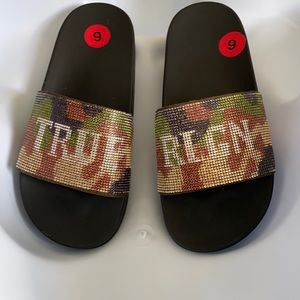 Limited Edition⭐️⭐️True religion limited Edition size 6 camo flip-flops